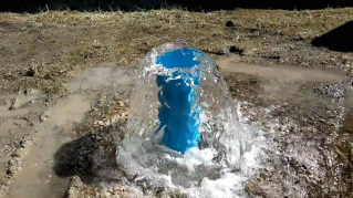 Скважина на воду артезианского типа с самоизливом